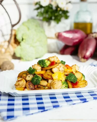 Rustikale Hendlpfanne mit Bratkartoffeln
