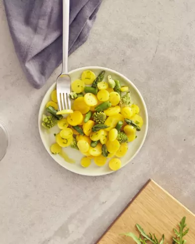 Gemüse Beilage mit gelben Karotten und grünem Spargel