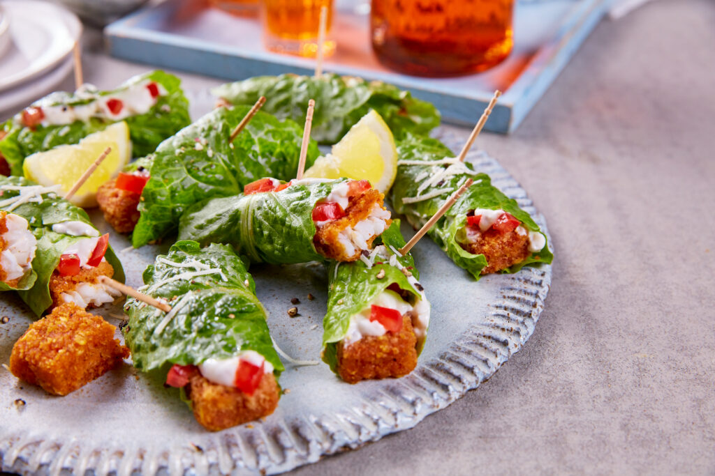 Chili Crunch Fischstäbchen Salat-Wraps